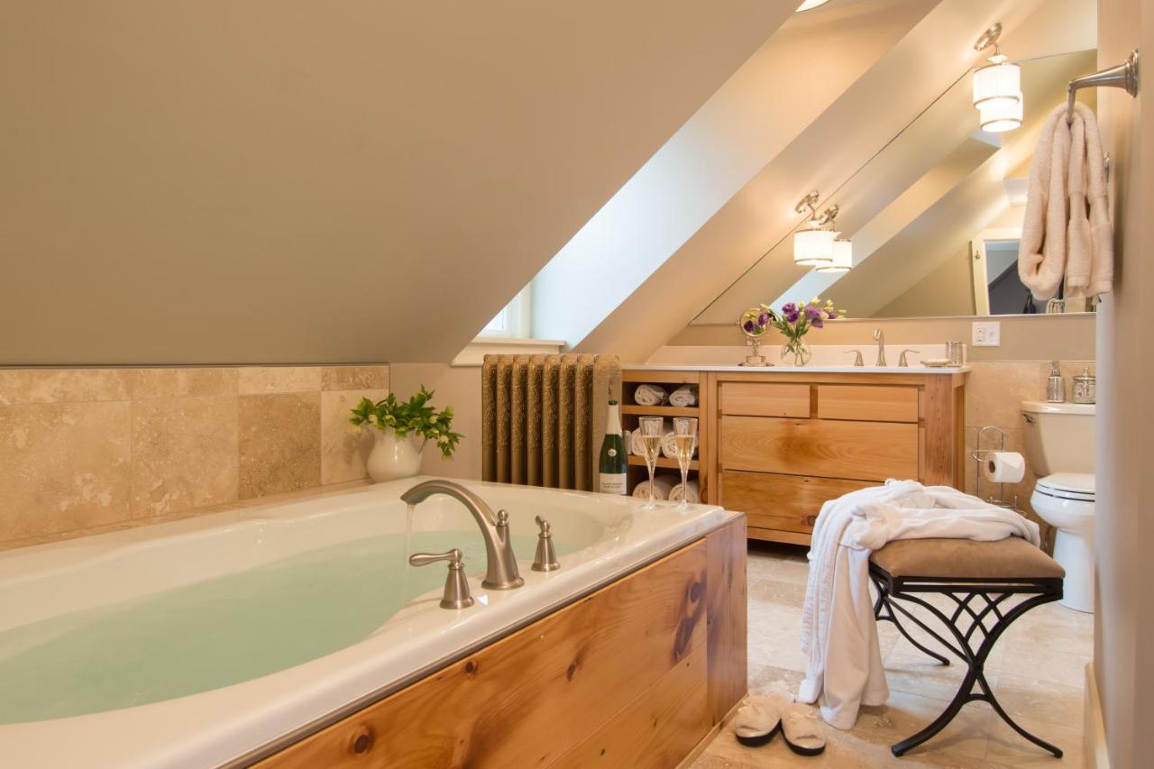 Gothic Eves Inn And Spa Bed And Breakfast Trumansburg Zewnętrze zdjęcie